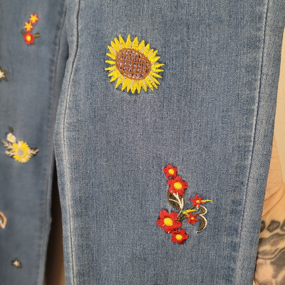 Romeo & Juliet Couture Floral Rainbow Jeans - Picture 4 of 12